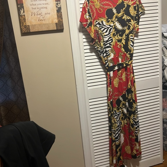 A woman dress - Picture 3 of 5